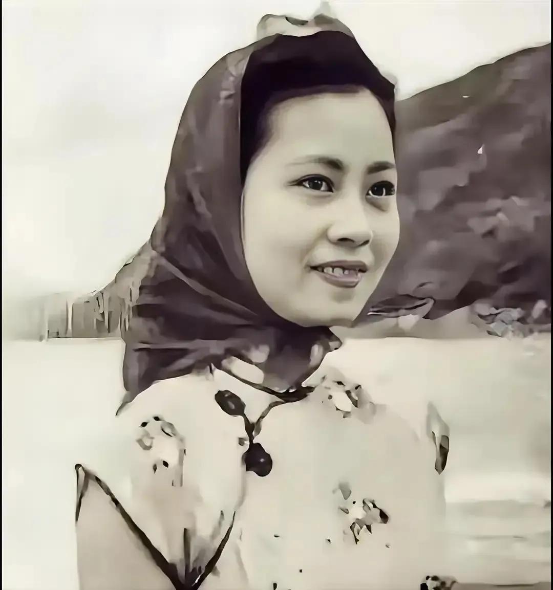 1943年，19岁女情报员不幸遭到叛徒出卖，为了保护组织和情报，她选择跳江自杀。