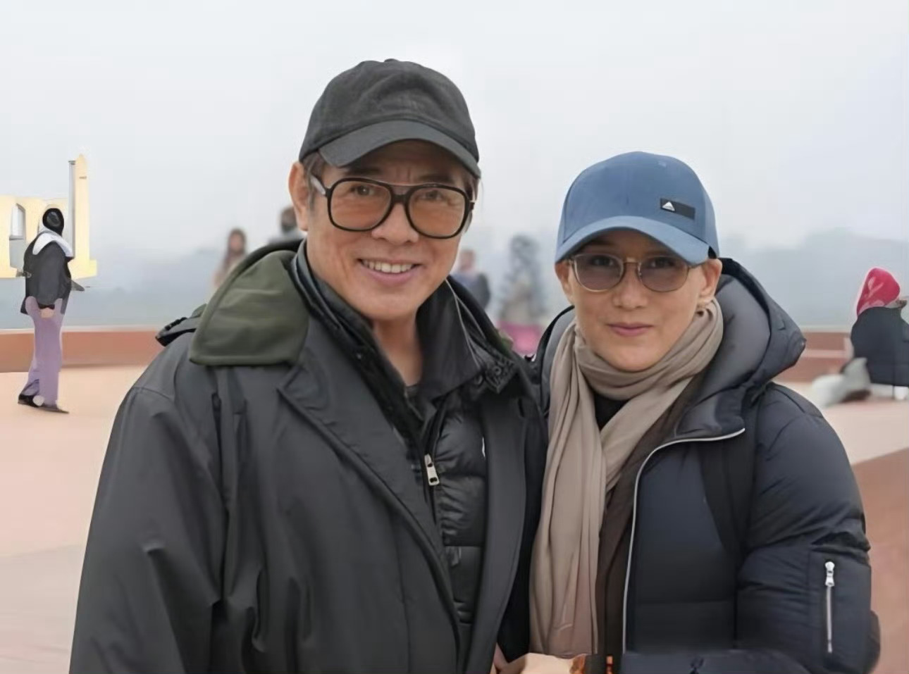 李连杰住院利智被曝每日仅探视15分钟利智 李连杰没钱的时候黄秋燕跟着他不嫌弃他 