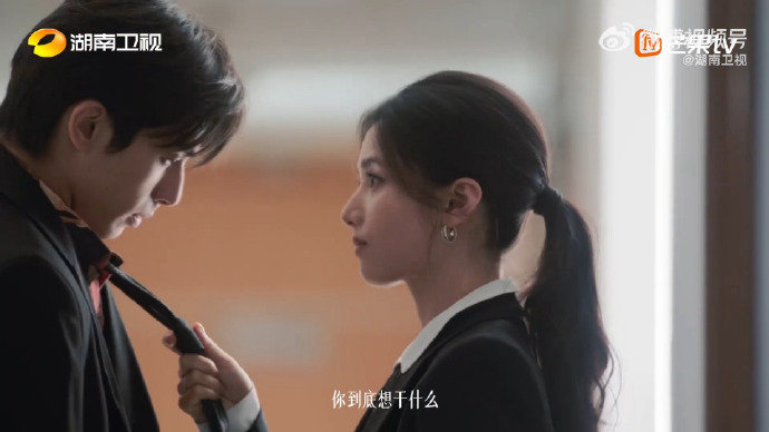 张婧仪扯宋威龙领带这段霸道苗靖和她的小娇夫陈异（bushi 霸道苗靖和小娇夫陈异