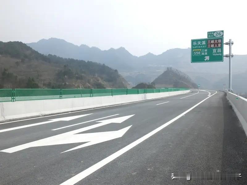 我国首个6车道改12车道高速通车 12月28日，我国首个“6车道改12车道”高速