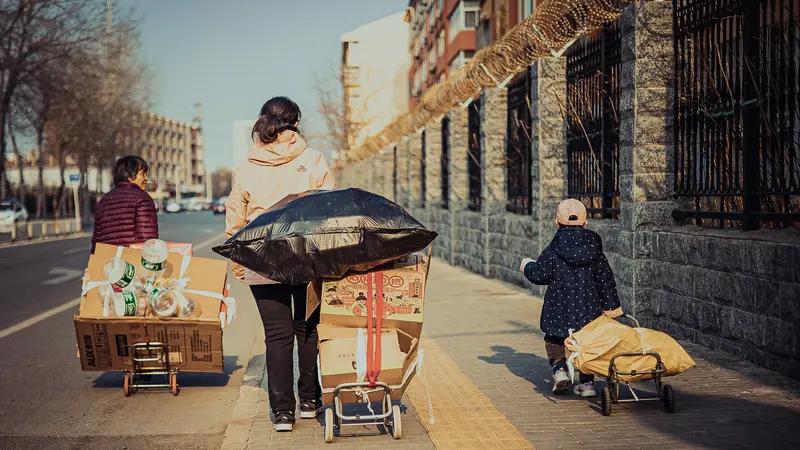 现在冒出个新职业叫“外包儿女”，就是花钱雇人当临时子女，陪老人看病、聊天、解决邻