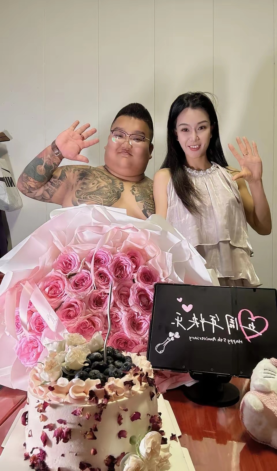 这一对，男的不好色，女的不图财！ 