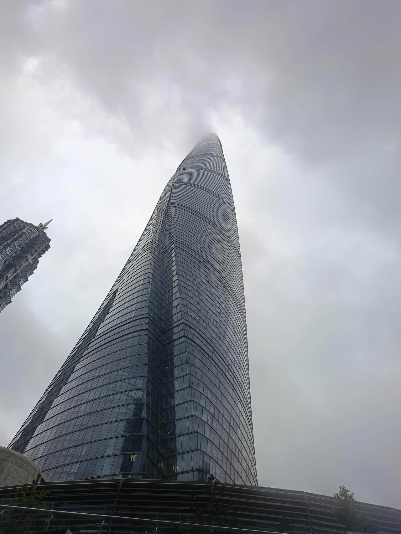 今天总算亲眼见到上海中心大厦，实实在在感受到什么叫高耸入云。
        以