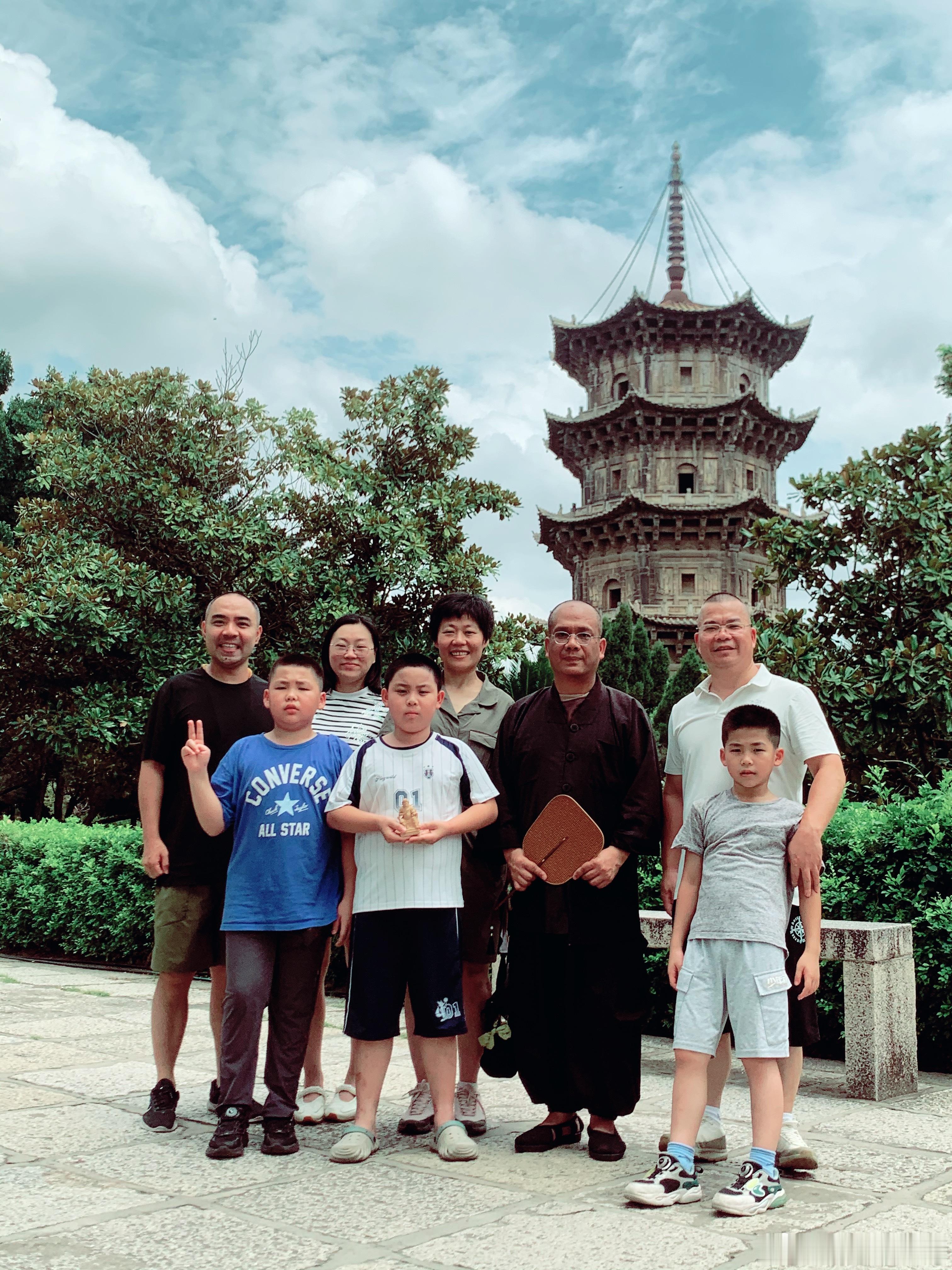 我总以为，离别只是短暂的分开，直到后来无数个深夜才明白，有些人一走，就是余生。我