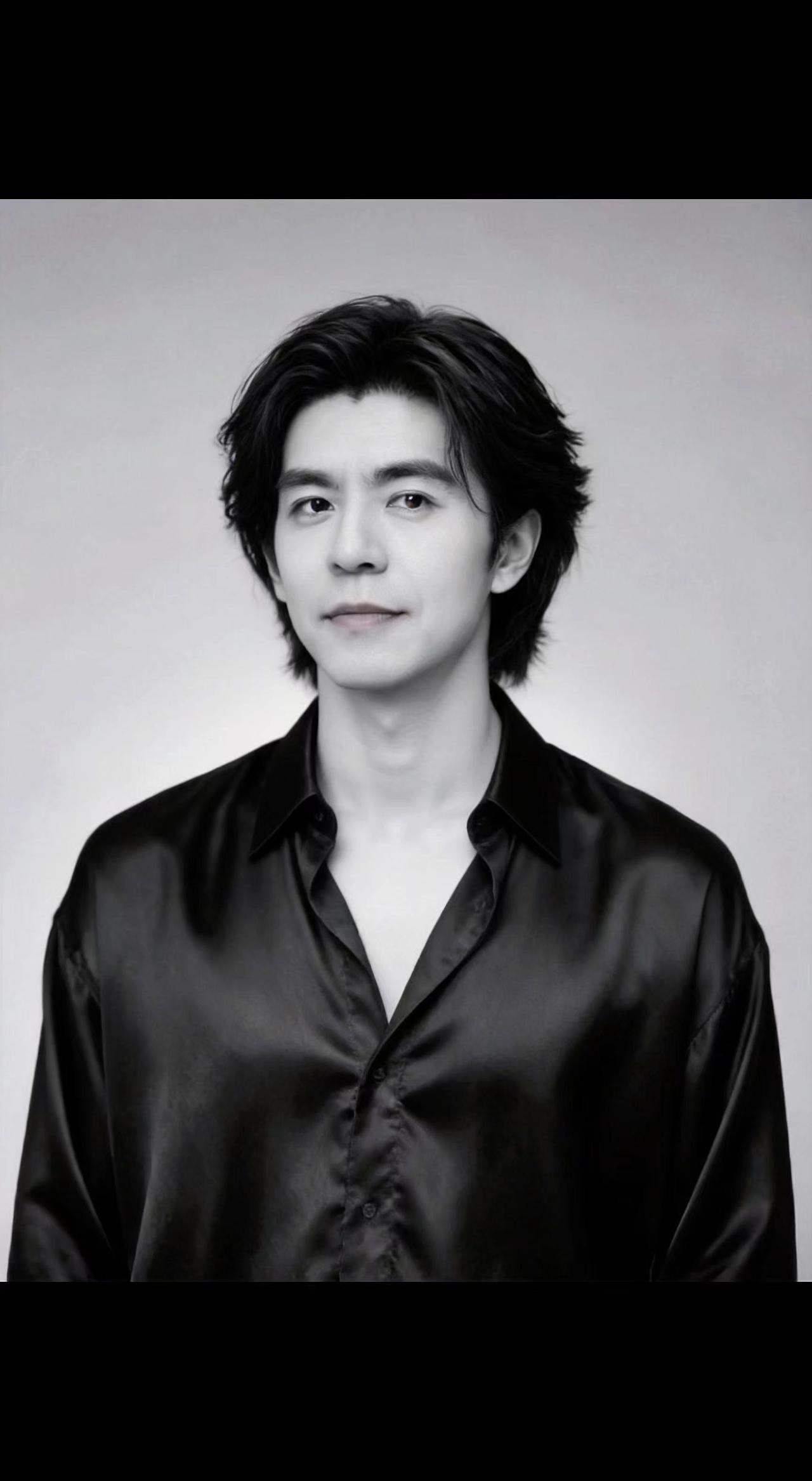 ✨黑衬衫是未说出口的诗，眼神藏着整片海🌊。光影织网，困住了时间⏳。