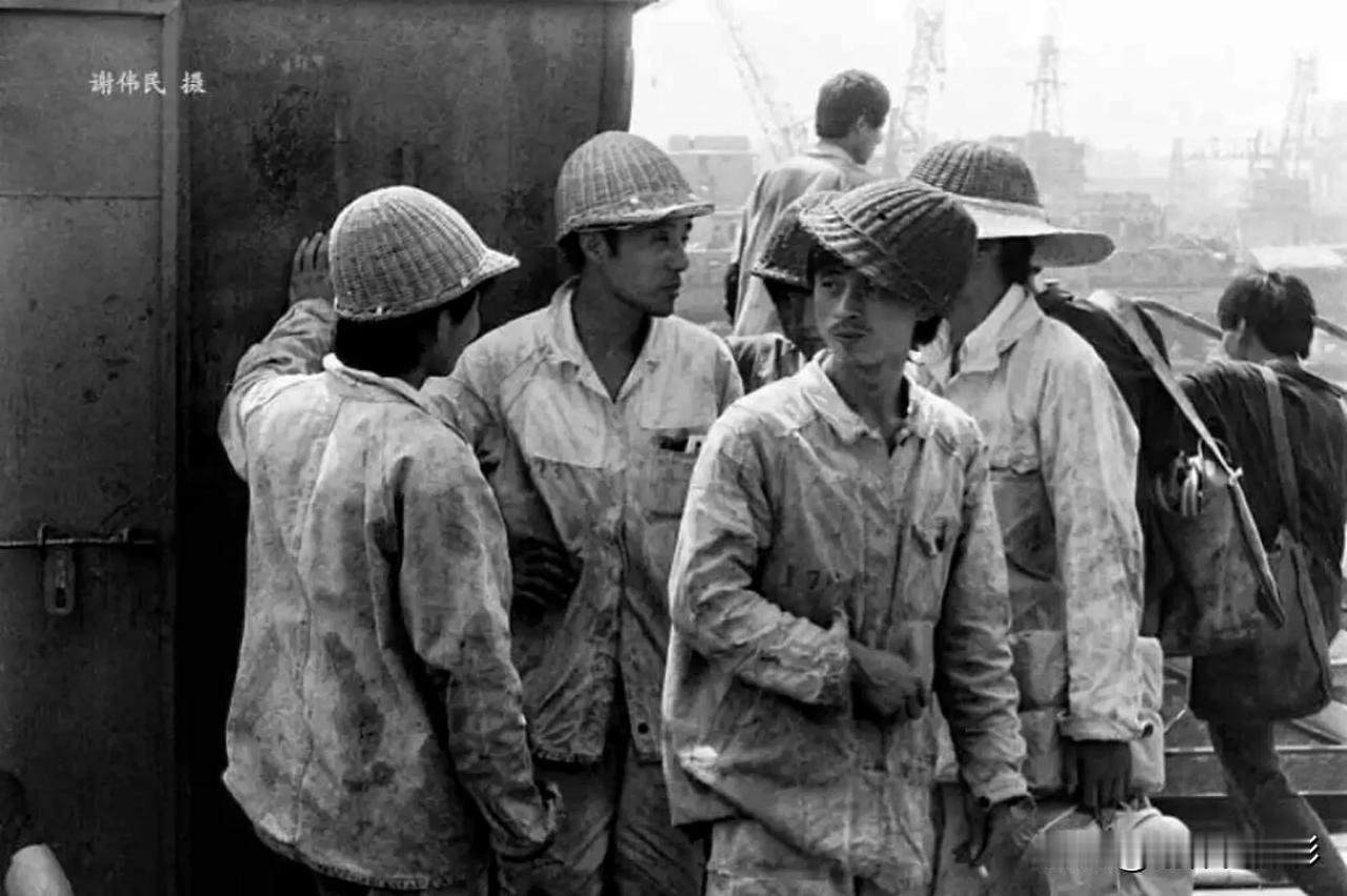 1986年7月20日。上海沪东造船厂码头。“泰安海”万吨轮上的造船工人。