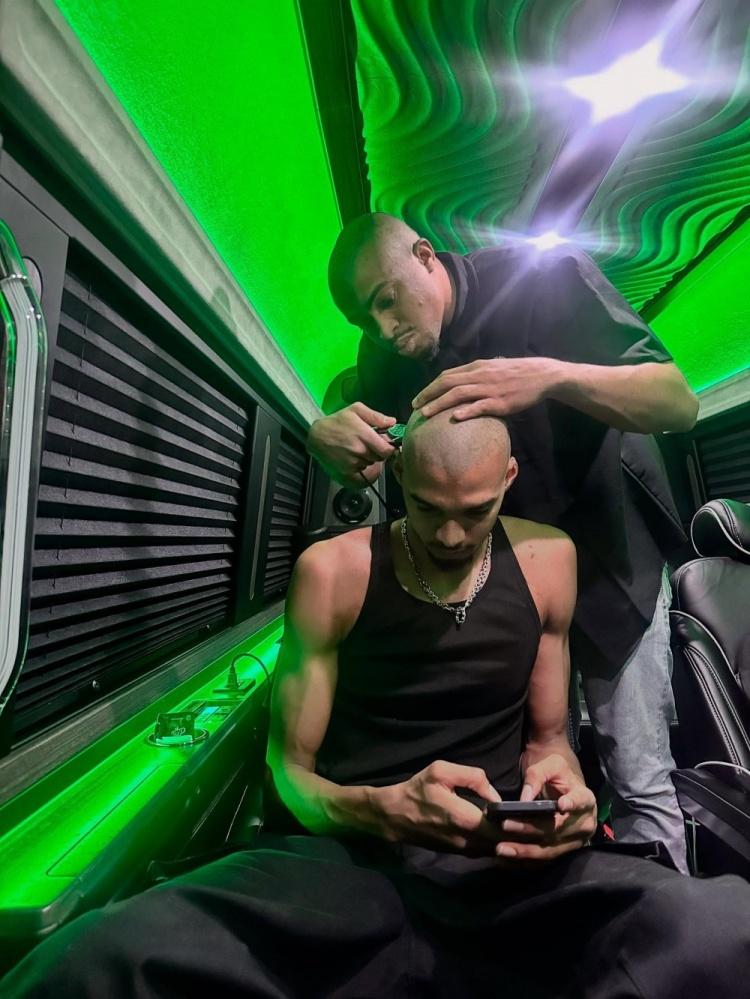 马刺队“光头组合”真够强的，文班亚马是绝对核心，凯尔登则是替补核心！

1、文班