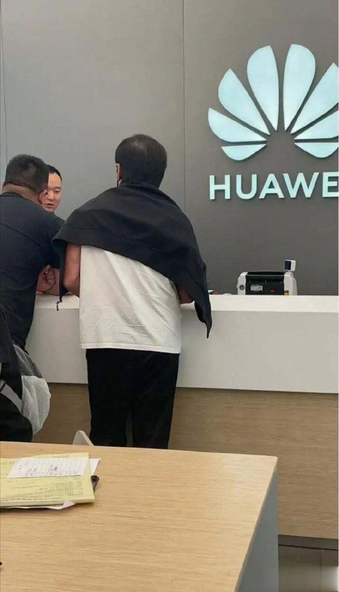 华为「遥遥领先」机是真火啊

成龙来抢Mate 60 Pro了，据说大哥也没抢到