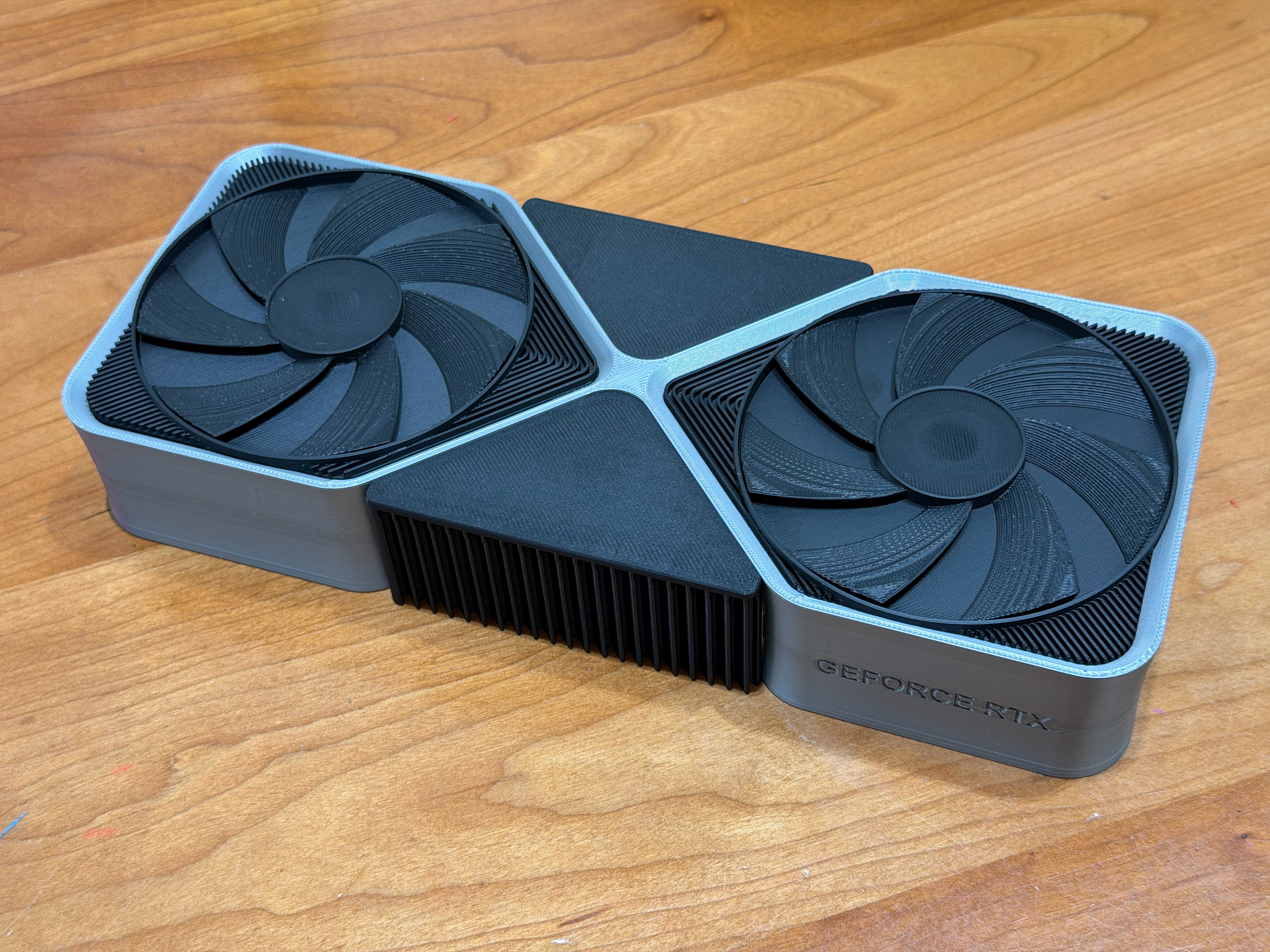 打印了一块显卡……………造型的文具盒