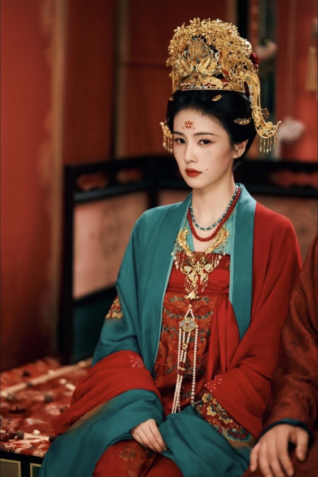 说实话，
抛开电视剧剧情不说，
我还挺喜欢白鹿演的电视剧的，因为她的脸挺有辨识度