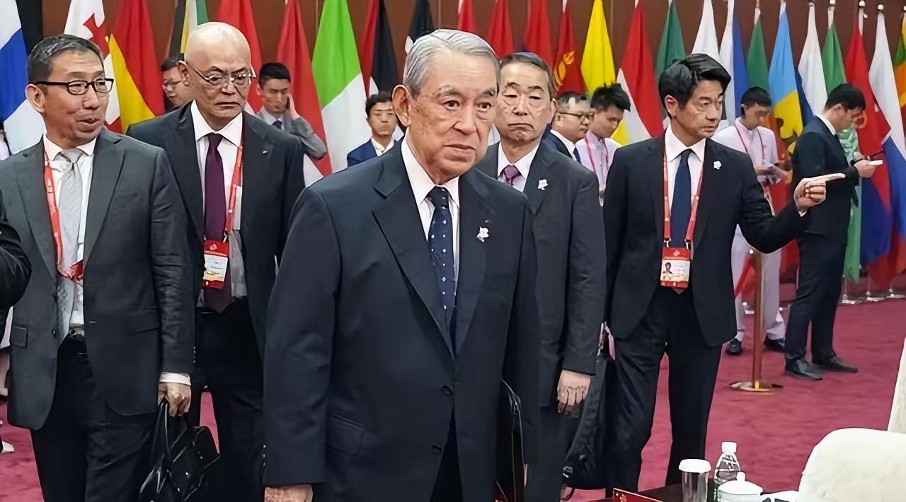 从链博会日本商贸代表团神态能看出，日本行事底色源自白江口之战：公元663年战败后