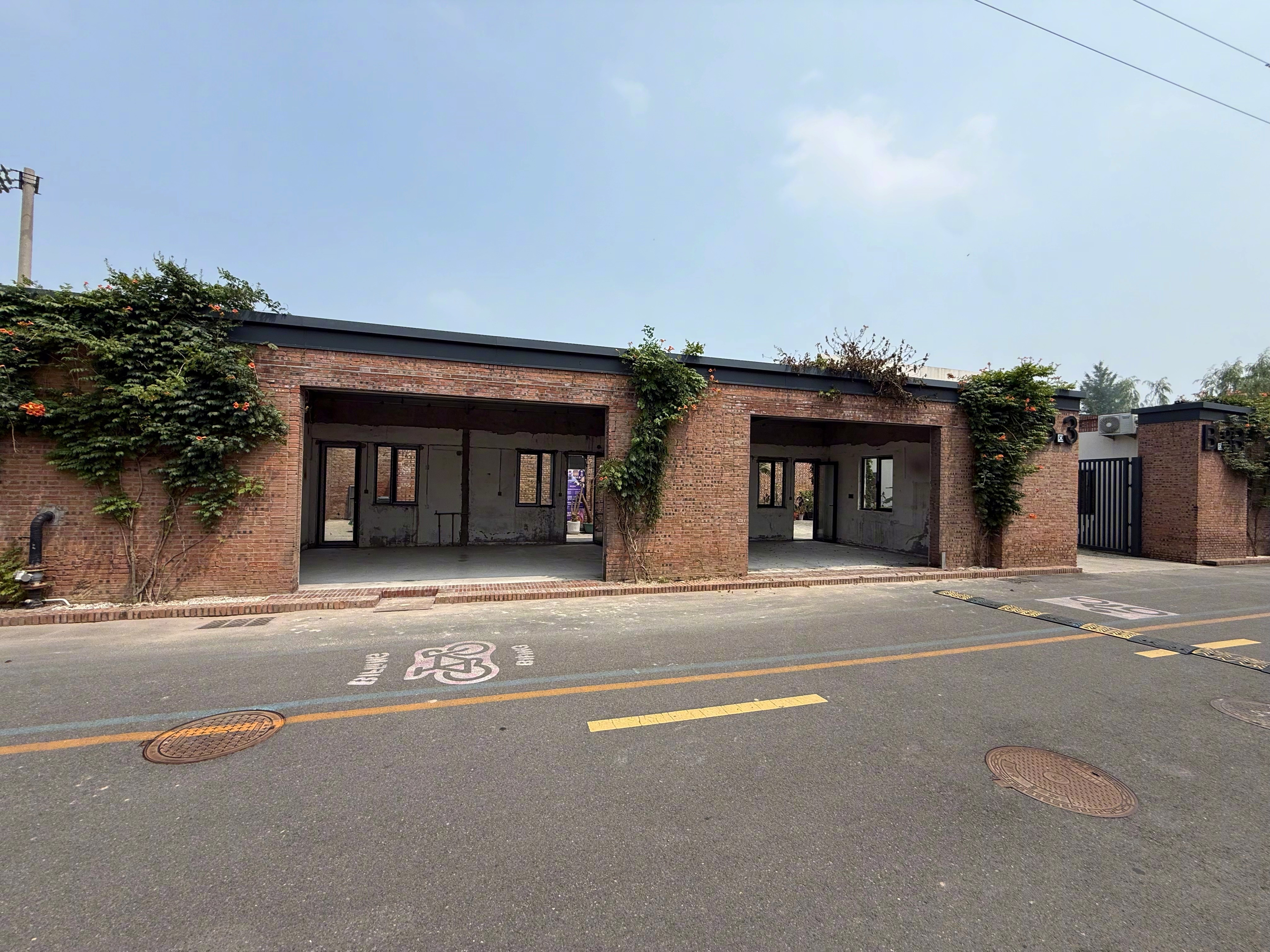 韩路烤串店 签合同啦！就在我们办公楼园区内，做成烤串小馆那气氛。明天发个视频给大