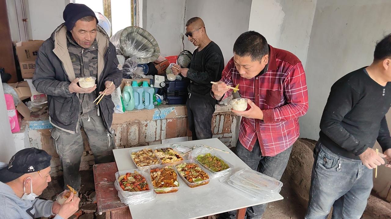 晒图笔记大赛和工人师傅们一起吃饭是最香的，因为我们在一起干一件有意义的事，为村里