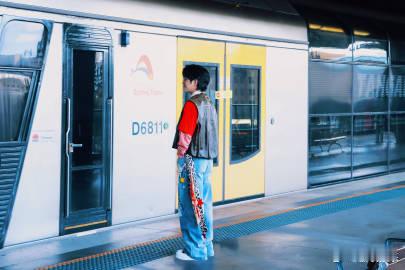 武艺在声生不息不闯祸改唱歌了 之前总被调侃爱“闯祸”的小武艺，这次在《声生不息》