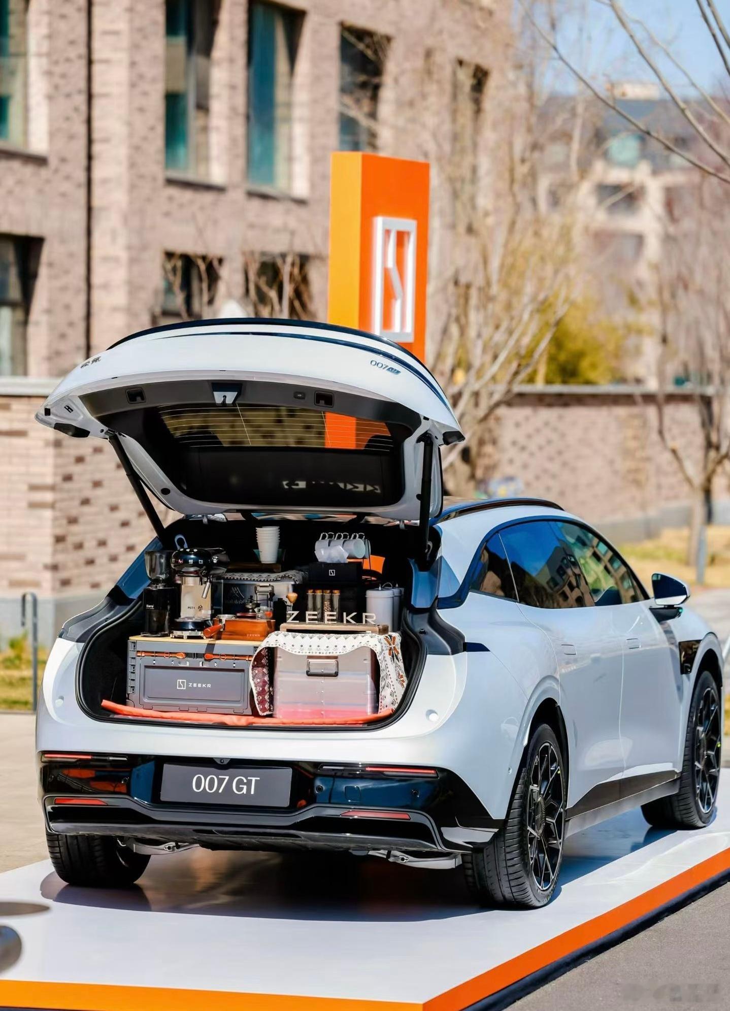 网约车司机车内卖现磨咖啡我们咖啡佬是这样的，恨不得跟所有人分享自己做的美味咖啡。