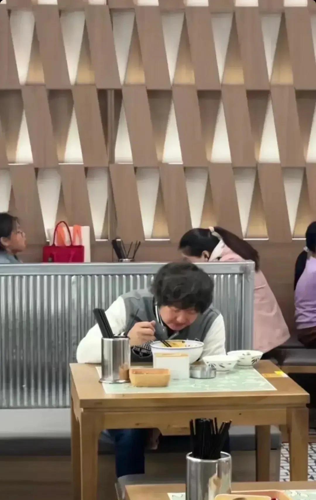 王大治餐厅吃面被拍，董洁到底看上他哪里啊？无论怎么看，他都比不上潘粤明呀！难道是