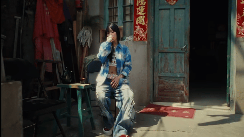 万妮达万妮达新歌电影级别的一镜到底 岁月褶皱被温柔抚平💖 一镜到底穿梭老福州，