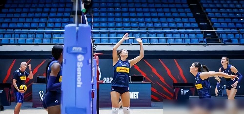 意大利女排疯了？奥运冠军集体消失，训练馆里只剩6个新人。主帅Velasco把国家