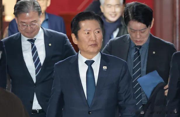 韩国共同民主党党首郑清来提议的“地方选举前与祖国革新党合并”一事最终告吹。在这场