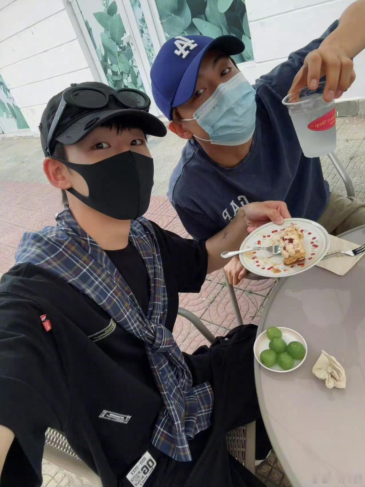 西戏外的马天宇和谢兴阳也是真的好嗑，马天宇直播时说谢兴阳在风口浪尖救场，像曙光一