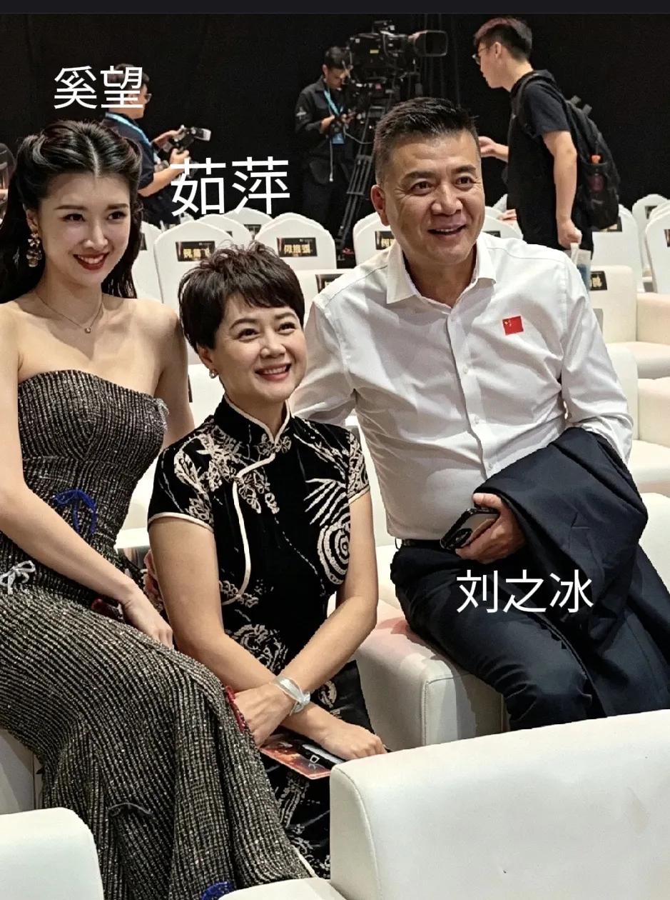 奚望是非常低调的星二代。
她妈妈是德艺双馨的老演员茹萍，继父也是老演员刘之冰。