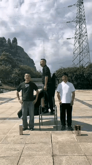 没有阳光可能你会成功，下次表演这个魔术在阴天表演吧