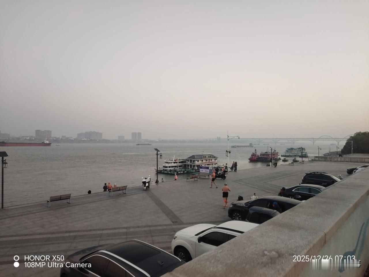 冬日生活打卡季2025年12月26日长江岸边冬泳晨练