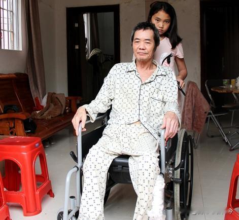 2006年，广东一男子在医院陪护流产的妻子，说来也巧，他在病房外发现了一名女弃婴