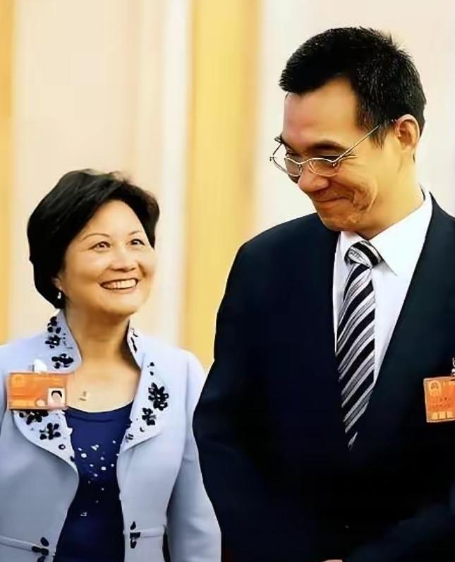 两会里最让人佩服、让人敬仰的夫妻，他们恩恩爱爱，最佳伉俪，还非常的低调。

他们