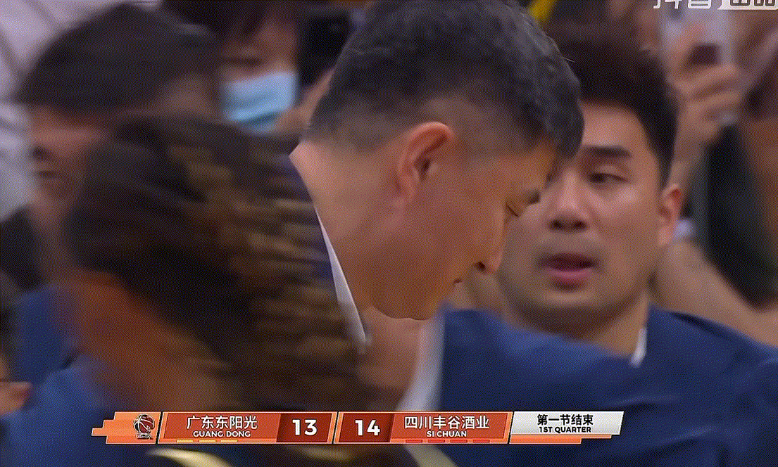 谁能想到，广东队第一节居然还落后四川队1分？杜锋指导场边无奈摇头非常不满，跟联盟