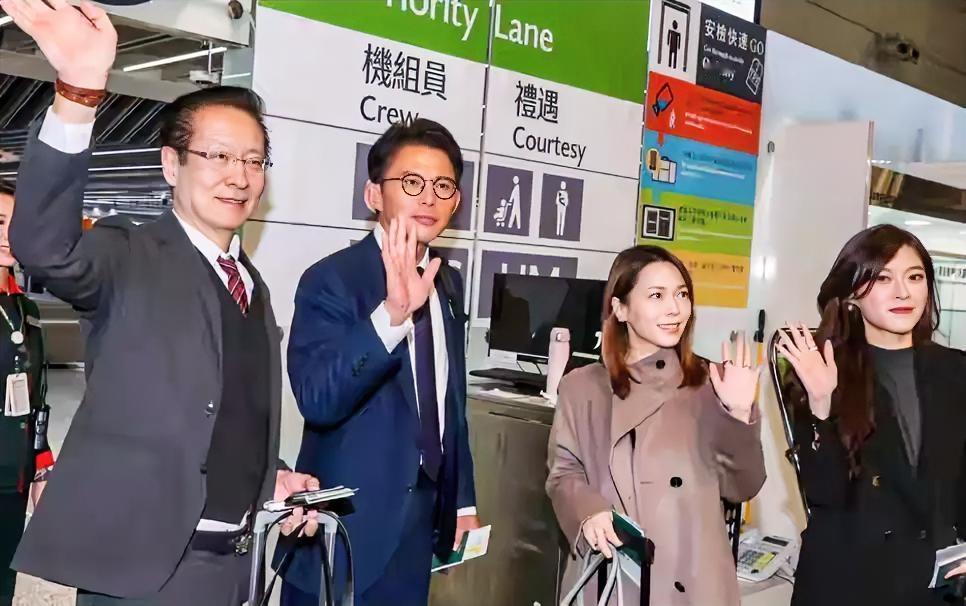 狠招！黄国昌闪电窜美 拿军购预算逼宫蓝营 赖清德急了
 
民众党主席黄国昌率团闪