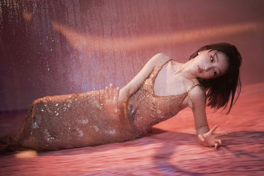 周冬雨短发好萌 周冬雨说想通过北影节推广城市风光，这个角度挺好的。电影节不只是看