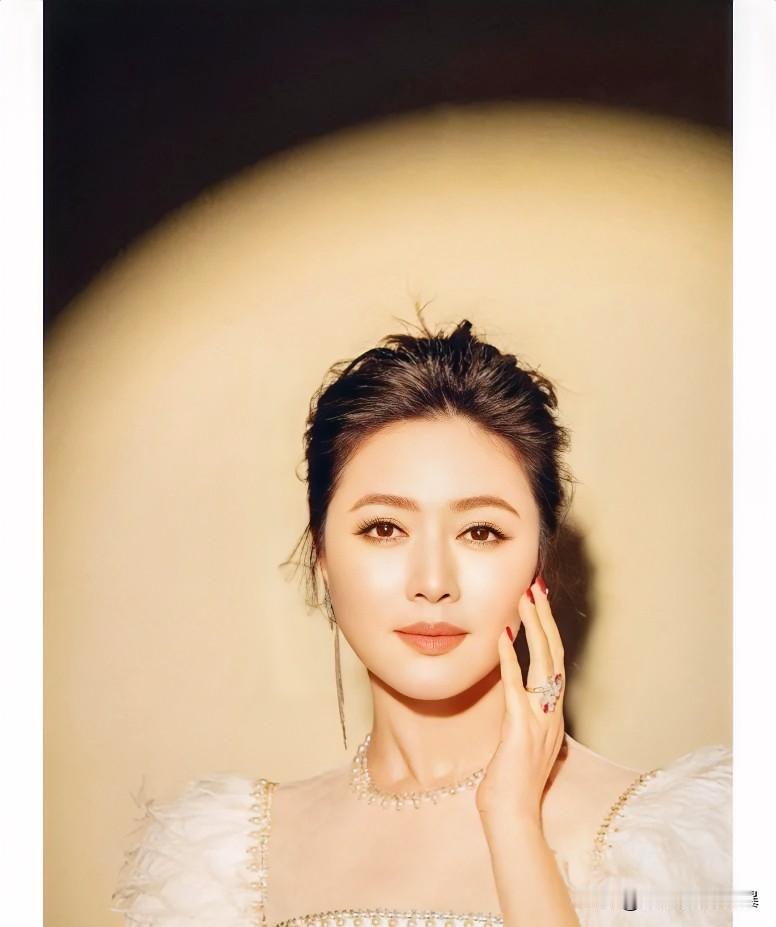 一觉醒来
田海蓉沉默了
为了新电影《火种》
真是把“急功近利”写在脸上了！
20