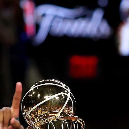 NBA总决赛继续进行，纽约尼克斯队再次逆转赢球夺冠。布伦森得到45分，他带领球队