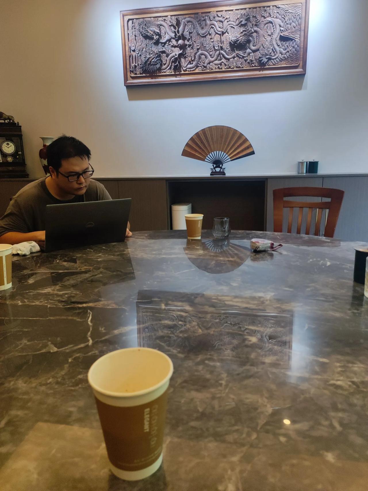 和年轻人一起工作，也会激活自己年轻的活力。