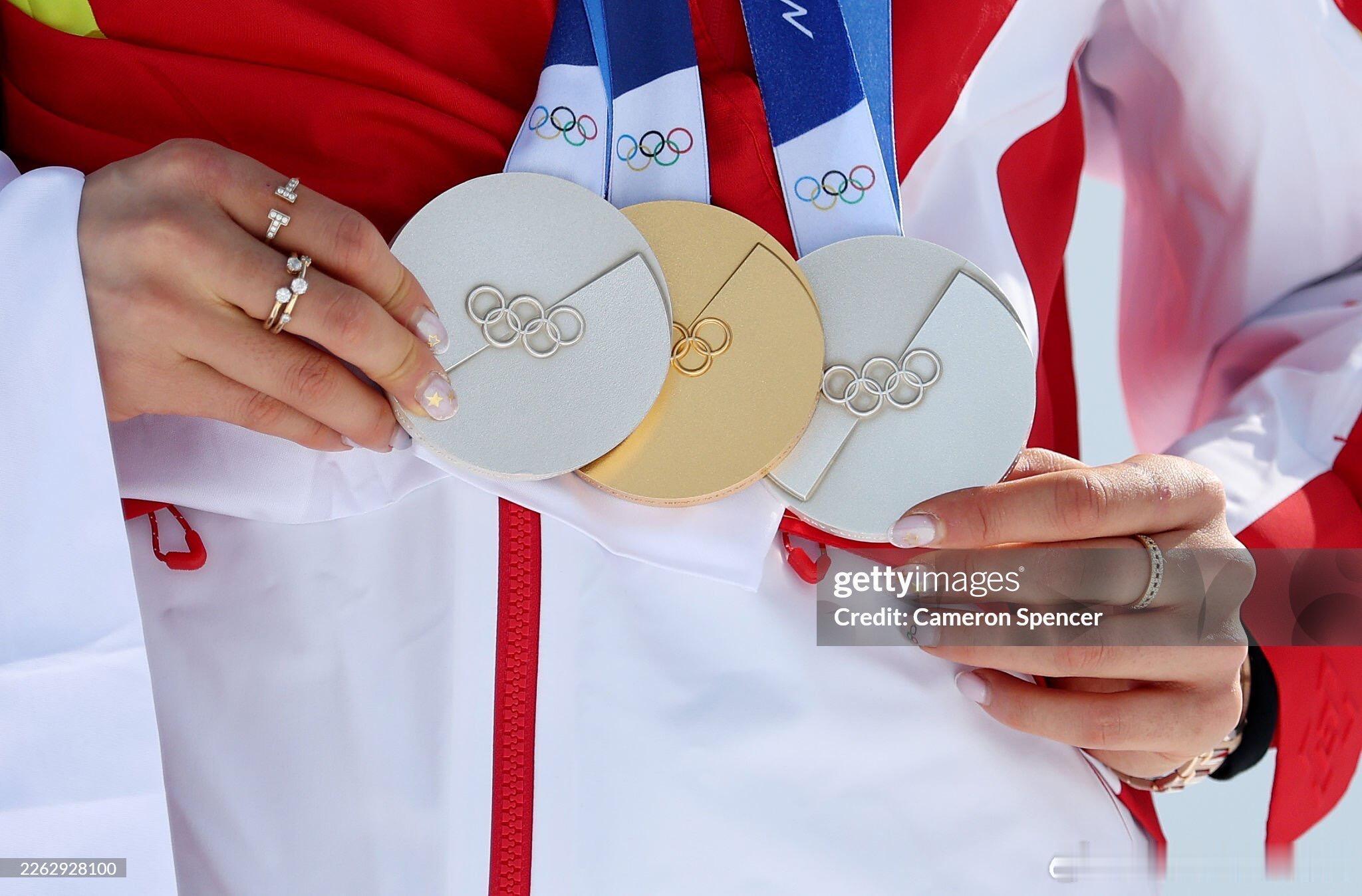 谷爱凌金色蝴蝶结IWC和Tiffany在偷笑了，运动员的商业价值在这一刻最大化！