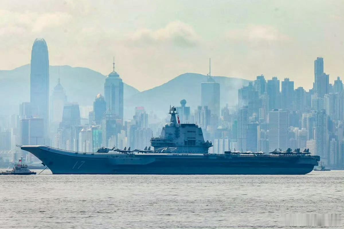 巨舰出好图，山东舰与维多利亚港同框，钢铁巨兽和现代化都市交相辉映！一张图胜过千万