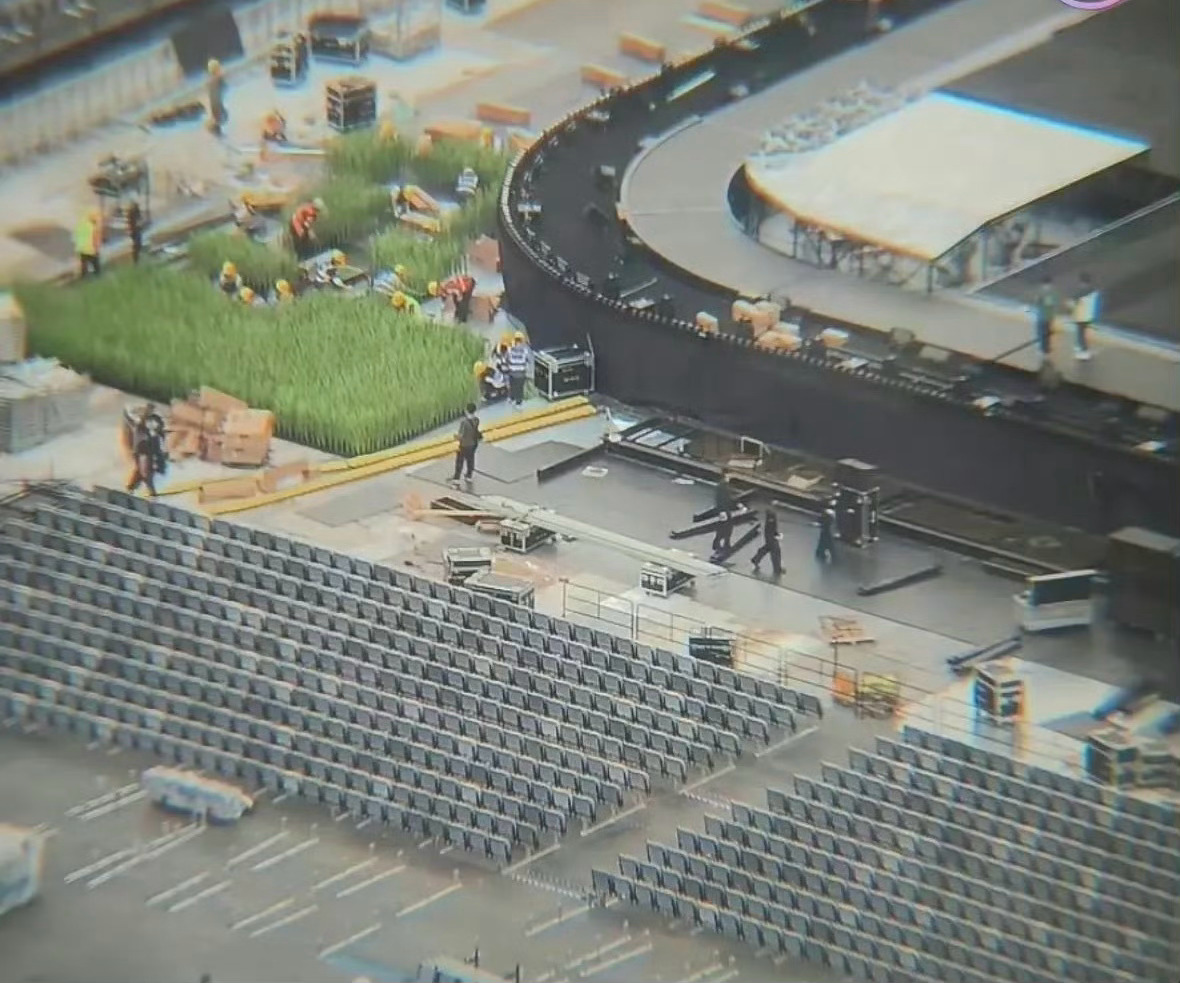 薛之谦就差把舞台建到地铁口了 薛之谦对舞台是认真的，广州万兽之王巡演居然有半个足