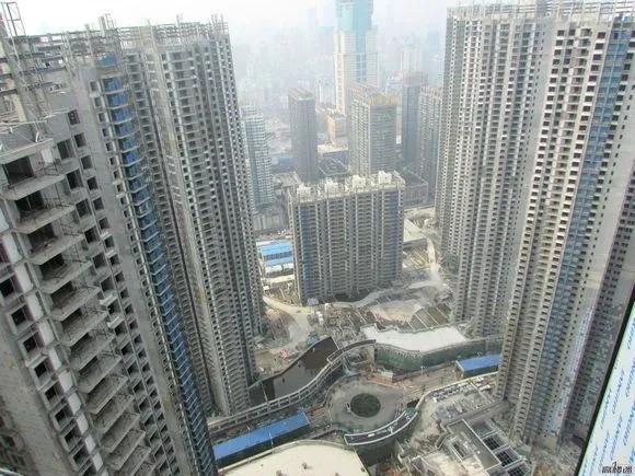 与往年相比，今年的台风确实有点多又异常能。不知道住在海边高层里面的人感受怎么样？