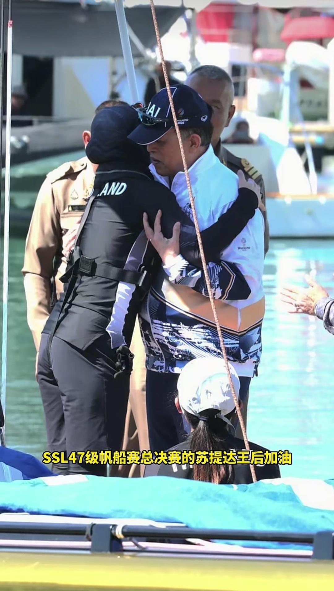 12月18日，泰国苏提达王后继续参与东南亚得帆船比赛，她身穿帆船比赛运动服，看起
