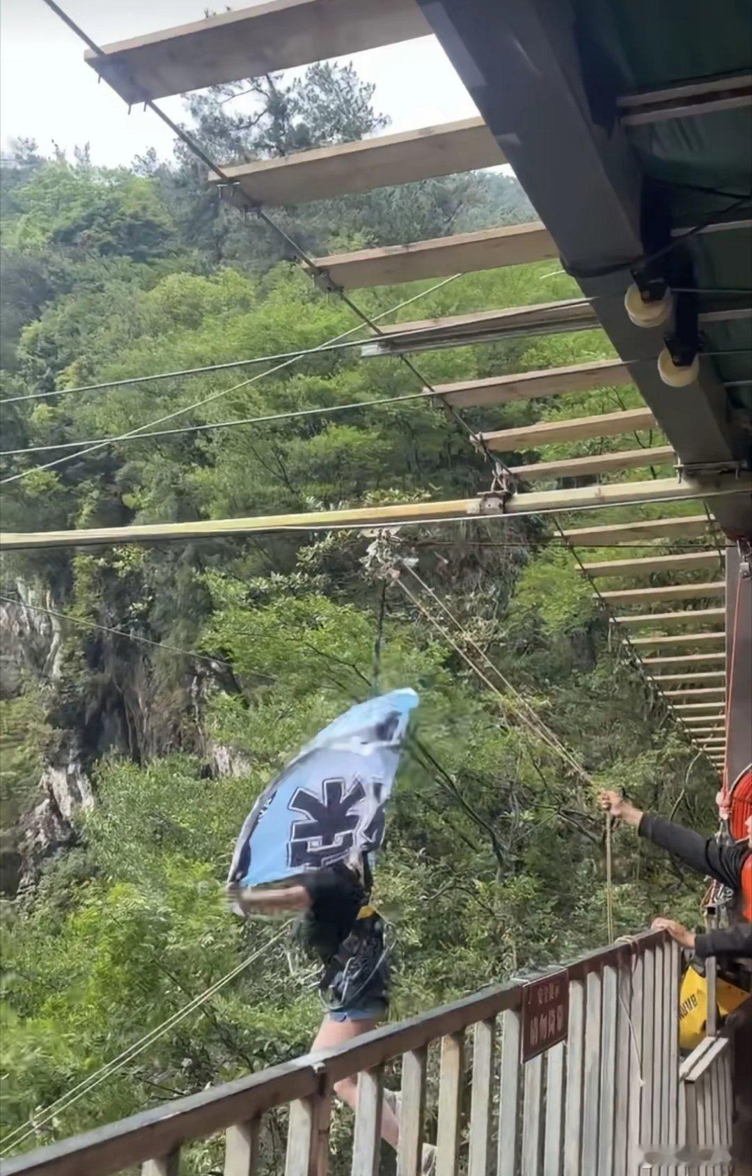 景区悬崖秋千绳索断裂游客坠落一个景区出现这样的失误实在不应该，看那绳子这么细的直