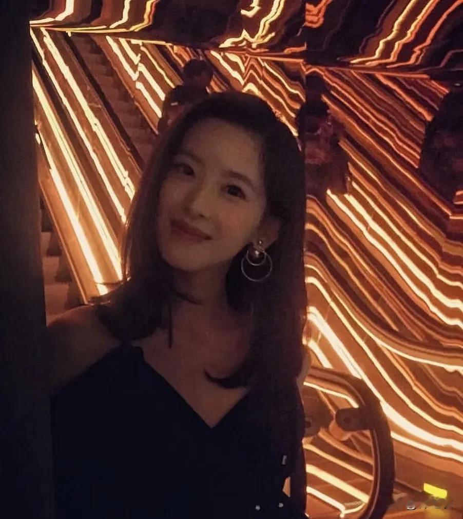 章泽天半进过娱乐圈，毕业后做过一些节目主持人，但是没有演戏，而她结婚后才完全不露