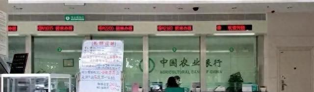 “妈，你存三十万，我存二十万，分开存。”柜台前一个大姐正跟她妈打电话。

后面还