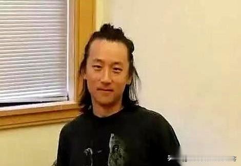 哈佛最年轻的华人正教授，尹希，对着镜头说：“美国再乱，也比中国强。”

一句话，