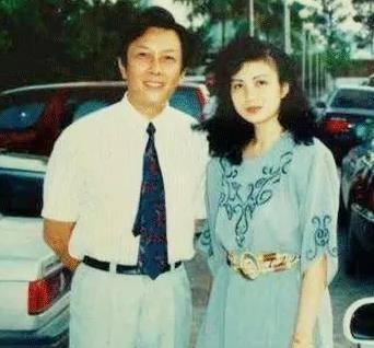 1990年 除夕夜 ， 唐国强 的妻子洗完澡化完妆，穿上一身新衣，用一根绳子结束