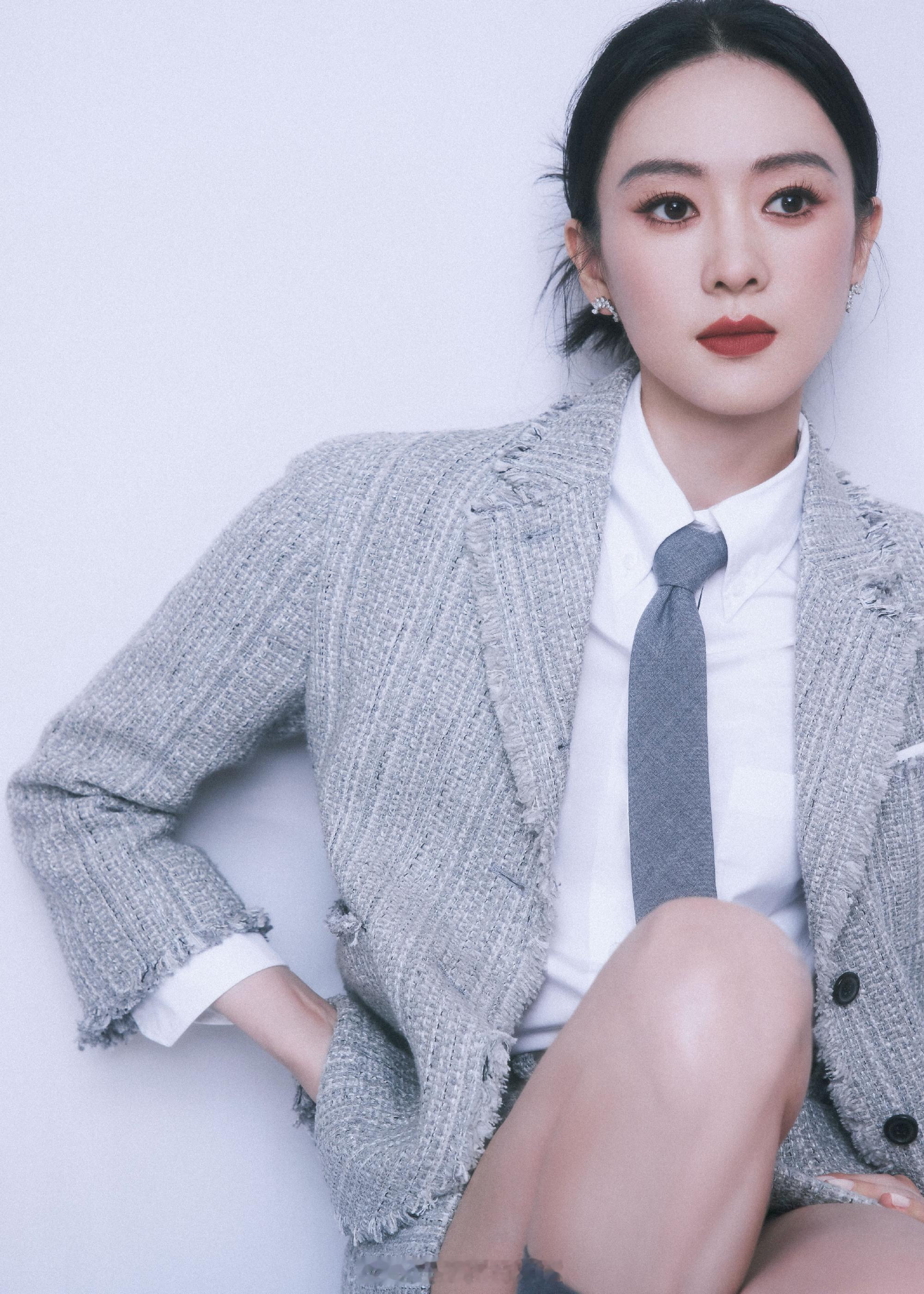 童瑶优雅套装定义随性自在格调 