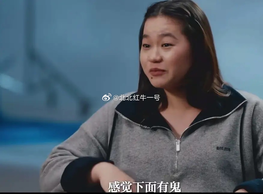 真被全红婵笑晕，采访完全不按套路出牌。主持人问10米跳台什么感觉，她说睁着眼看水