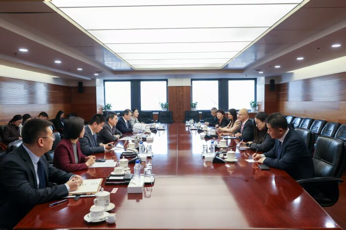 【国际贸易谈判代表兼副部长李成钢会见 Apple 首席运营官 Sabih Kha