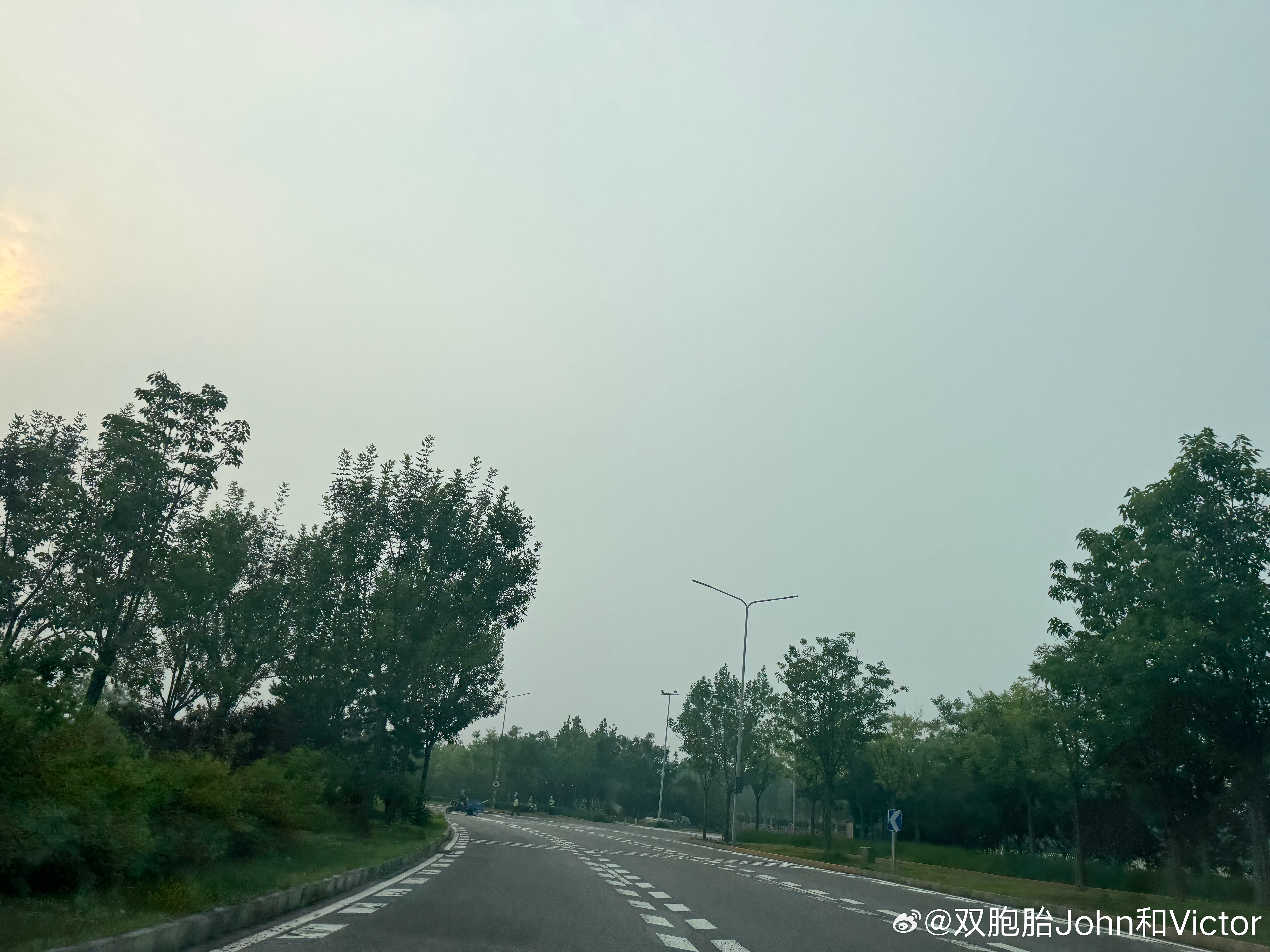 这次住在通州，打滴滴看路边都是花草树木，我说，通州绿化真好啊！司机说，来了个女书