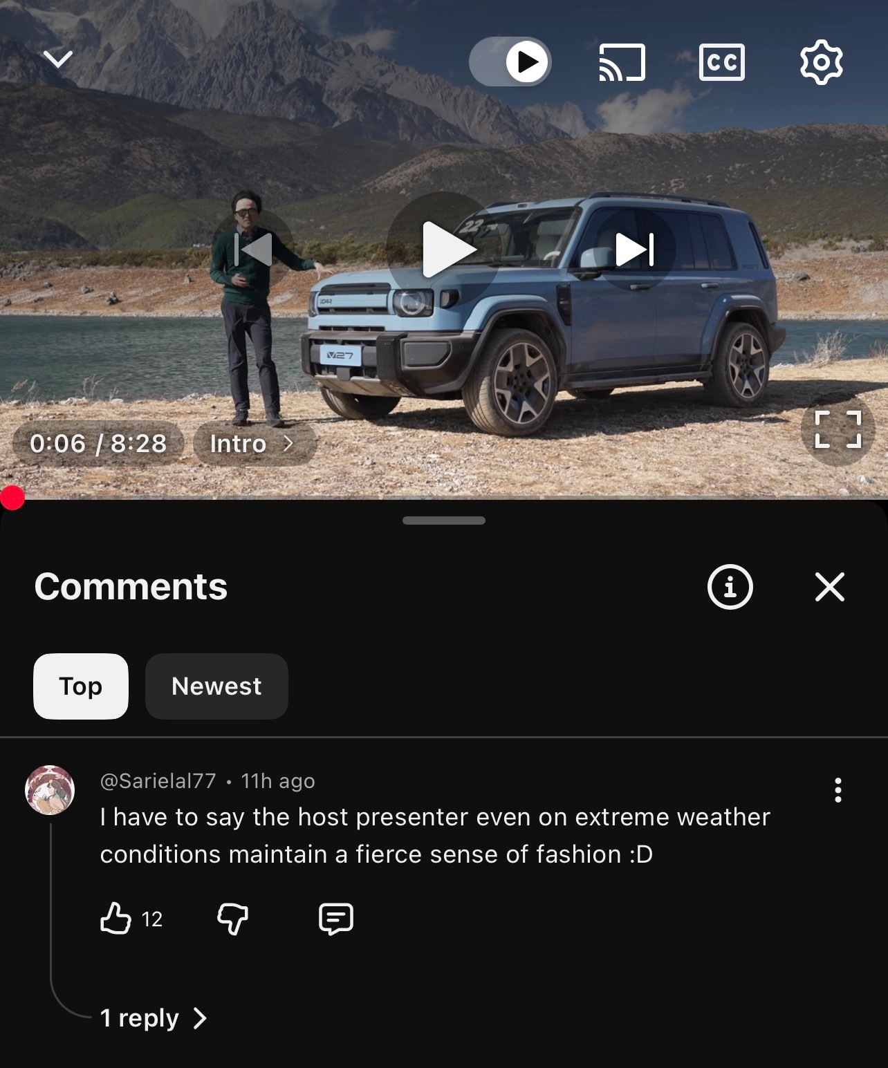 “我不得不说哪怕在极端天气下，主持人还是展现出了一种锋利的时尚感。”A fier